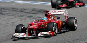 Foto zur News: McLaren greift an, aber Alonso zieht davon