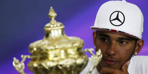 Foto zur News: Rätselraten in Silverstone: Hamilton und der Pokal