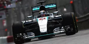 Foto zur News: Mercedes: Lewis Hamilton jubelt, Nico Rosberg genervt