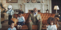 Foto zur News: Opa Lewis: Hamilton Star in originellem TV-Werbespot