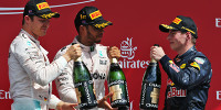 Foto zur News: Max Verstappen: Team holt Silverstone-Pokal bei Rosberg ab