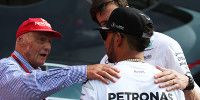 Foto zur News: Karotte in der Hose? Mercedes-Chefs verspotten Hamilton