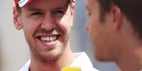 Foto zur News: Formel-1-Auktion: Sebastian Vettel spendet komplettes Ferrari-Rennoutfit