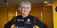 Foto zur News: 79-Jährige testet Formel-1-Renault in Le Castellet