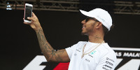 Foto zur News: Drei Jahre zu spät: Hamilton mit bizarrem Formel-E-Post