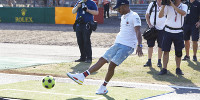 Foto zur News: Lewis Hamilton im Fußball-Fieber: &quot;Will nach Russland fahren!&quot;