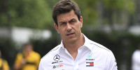 Foto zur News: &quot;Flagge in der Hand&quot;: Toto Wolff mahnt zur Einführung der Budgetobergrenze