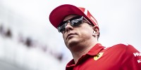 Foto zur News: &quot;Keine Interviews mehr?&quot;: Kimi Räikkönen bei Fahrerparade in Bestform