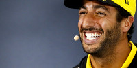 Foto zur News: &quot;Sprachtalent&quot; Daniel Ricciardo flachst mit TV-Journalistin