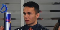 Foto zur News: Alexander Albon: Mercedes bei Tests &quot;enorm&quot; schaumgebremst