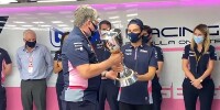 Foto zur News: Bewegendes Video: Racing Point schenkt Sergio Perez seinen Siegerpokal