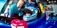 Foto zur News: Nach 23 Jahren: Formel-1-Fahrer erhält gestohlenen Helm zurück!