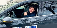 Foto zur News: Führerschein gemacht: Mercedes-Rookie Antonelli darf offiziell Auto fahren