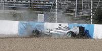 Foto zur News: Hamilton-Crash zu Beginn der Wintertests