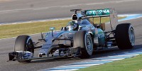 Foto zur News: Mercedes beim Formel-1-Testauftakt: Er läuft, und läuft, und...