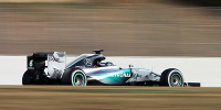 Foto zur News: Formel-1-Tests 2015 Barcelona: Mercedes lässt Hosen runter