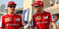 Foto zur News: Sebastian Vettel und Kimi Räikkönen flachsen über Gridgirls