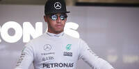 Foto zur News: Lewis Hamilton: Social-Media-Fauxpas mit Sturmgewehr