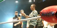 Foto zur News: Formel-1-Champion Lewis Hamilton teilt im Wrestling-Ring aus