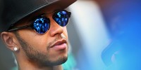 Foto zur News: Lewis Hamilton: Mit einer heißen Braut auf den Mars?