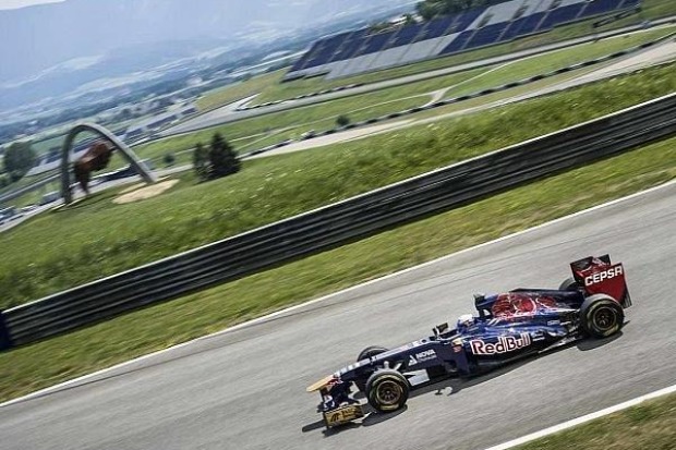 Foto zur News: Vettel oder Ricciardo? Marko sieht noch keinen Sieger