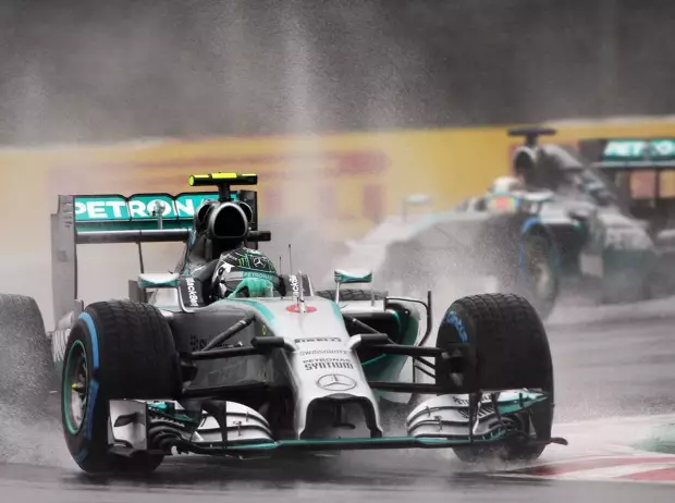 Foto zur News: Pole mit Psycho-Hieb: Rosberg foppt Hamilton doppelt