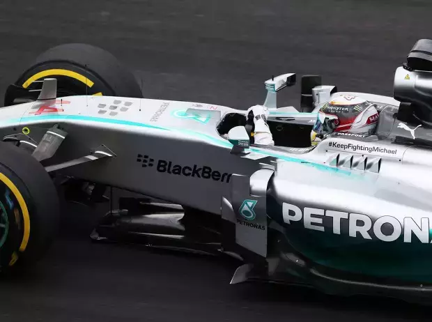 Foto zur News: Pole mit Psycho-Hieb: Rosberg foppt Hamilton doppelt