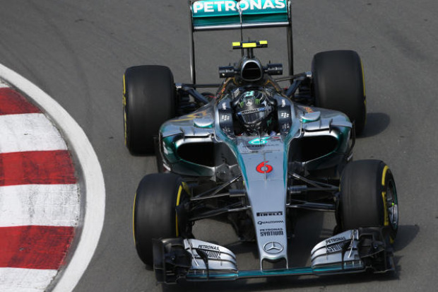 Foto zur News: Mercedes: Lewis Hamilton jubelt, Nico Rosberg genervt