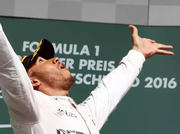 Foto zur News: Nico Rosberg am Boden? WM für Mercedes "völlig offen"