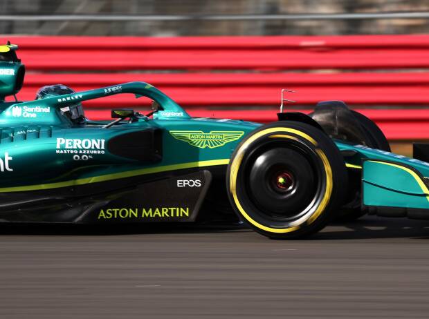 Lance Stroll beim Shakedown des Aston Martin AMR22 in Silverstone vor der Formel-1-Saison 2022