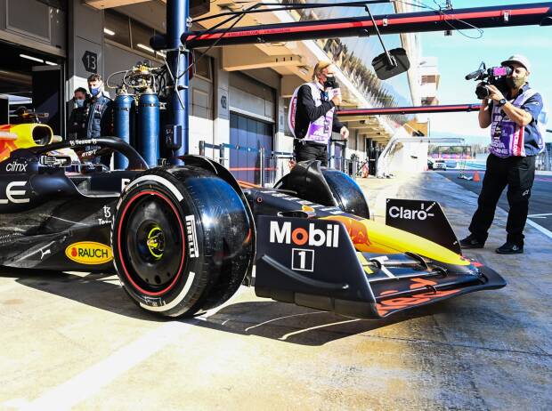 Sergio Perez im Red Bull RB18 beim Verlassen der Box