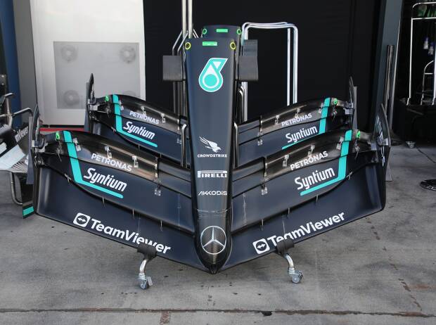 For comparison, the old front wing of the Mercedes W14 from the beginning of the season