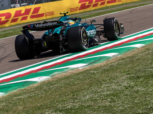 Foto zur News: Alonso: Aston Martin kann höheren Abtrieb durch Update noch nicht nutzen