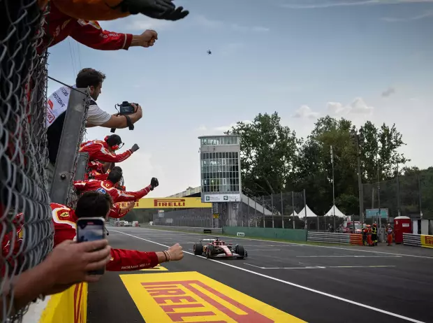 Foto zur News: Ferraris Strategiecoup bringt Monza-Sieg - Leclerc: "McLaren in Fehler gehetzt"