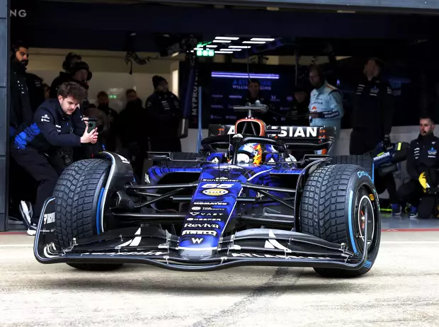 Foto zur News: Carlos Sainz: Ich sehe in Williams-Blau viel schlanker aus!