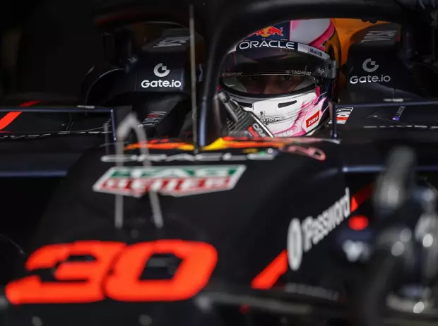 Foto zur News: Verstappen nach ersten Metern im neuen RB21: "Fühlt sich einfach gut an"