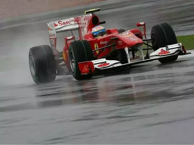 Foto zur News: Webber zockt am besten: Pole im Regenchaos!