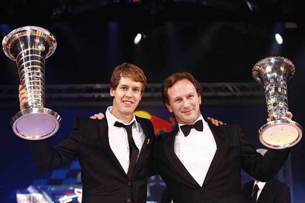 Foto zur News: Jetzt auch mit Pokal: Vettel ist Weltmeister
