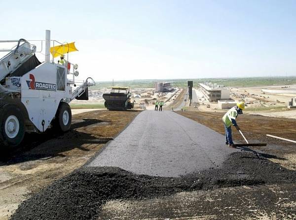 Foto zur News: Austin: Erste Asphaltschicht fertiggestellt