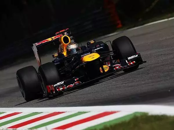 Foto zur News: Red Bull mit Vettel überraschend weit vorn