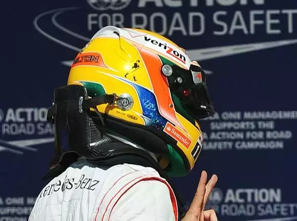 Foto zur News: Hamilton und Vettel: Klebeband verhindert Helm-Ärger