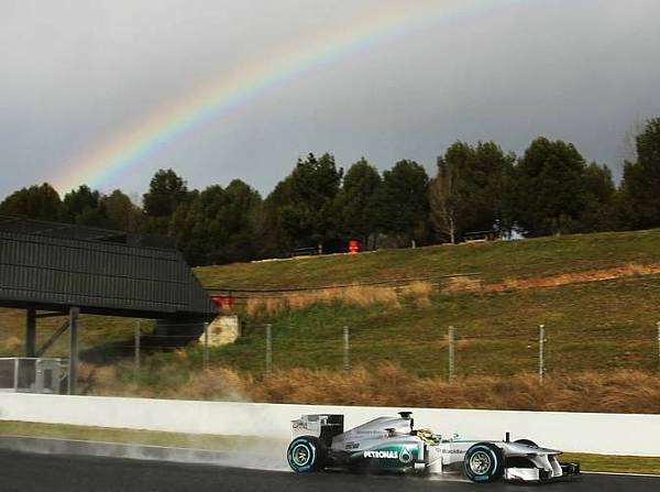 Foto zur News: Schwierige Bedingungen in Barcelona: Hamilton führt zu Mittag