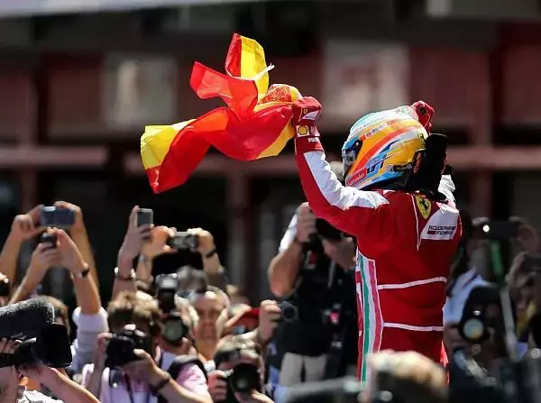 Foto zur News: Alonso überglücklich - dank Spaniens Tifosi