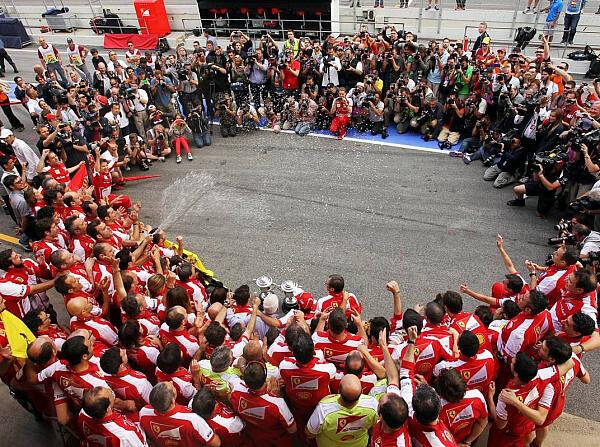 Foto zur News: Ferrari jubelt über dominanten Barcelona-Sieg