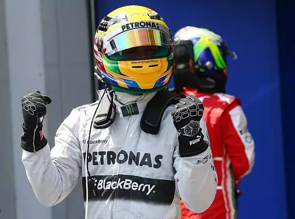 Foto zur News: Hamilton: "Bin sehr stolz auf diese Pole-Position"