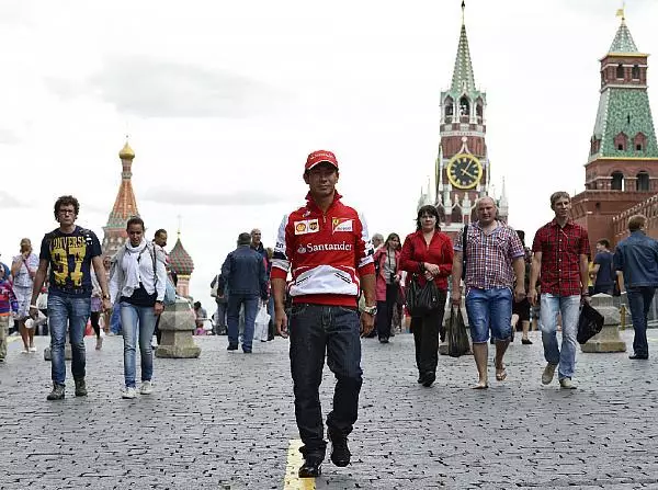 Foto zur News: Moskowiter Showevent: Kobayashi zerlegt Ferrari