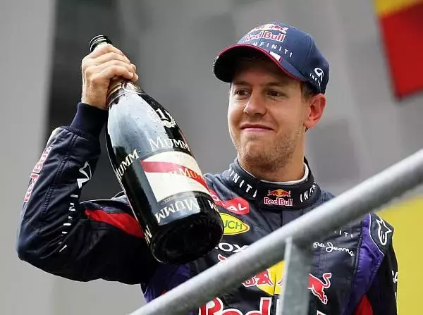 Foto zur News: Vettel dreht 2000. Führungsrunde und zähmt den "Löwen"