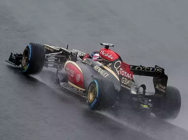 Foto zur News: Driving in the rain: Lotus hat Spaß im Nassen