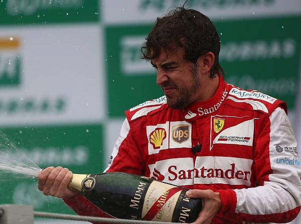 Foto zur News: Alonso: "Schade, dass Felipe die Durchfahrtsstrafe hatte"