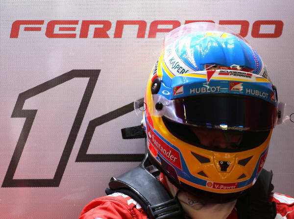 Foto zur News: Alonso hinter Räikkönen: "Er war einfach schneller"